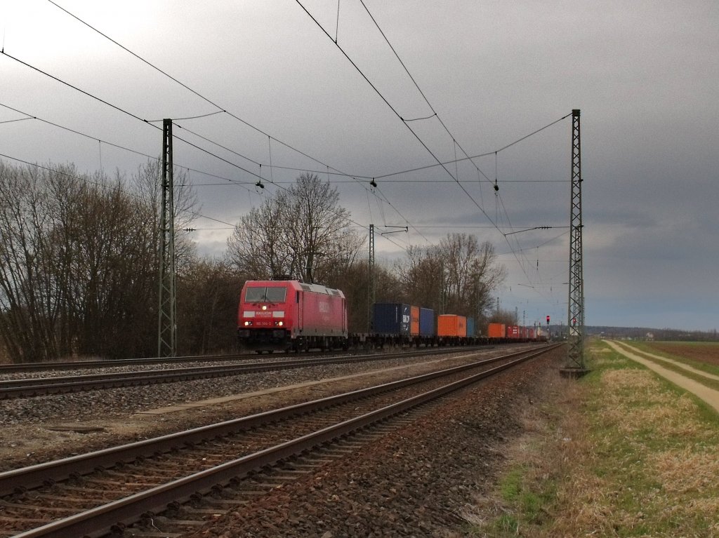 Hier eine 185 mit einem bunten Containerzug in Mangolding am 05.04.2010