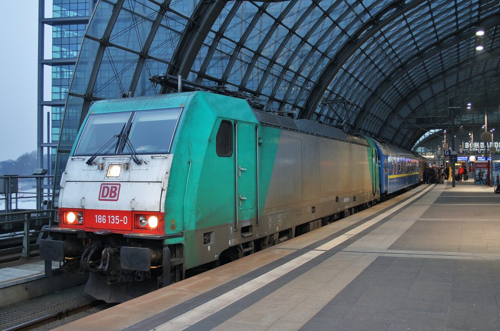 Hier 186 135-0 mit D1249 von Berlin Zoologischer Garten nach Saratov 1 P, dieser Zug stand am 28.1.2012 in Berlin Hbf. 