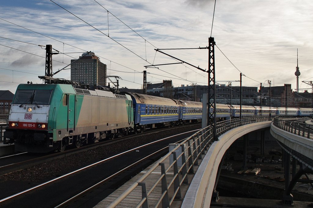 Hier 186 135-0 mit D440 von Kiev Pass nach Berlin Zoologischer Garten, bei der Einfahrt am 25.2.2012 in Berlin Hbf.
