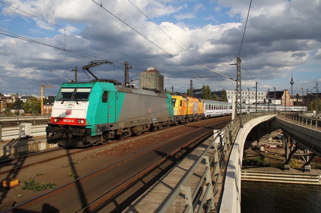 Hier 186 241-6 mit 5 370 009 und EC44 von Warszawa Wschodnia nach Berlin Hbf., bei der Einfahrt am 3.10.2012 in Berlin Hbf. 