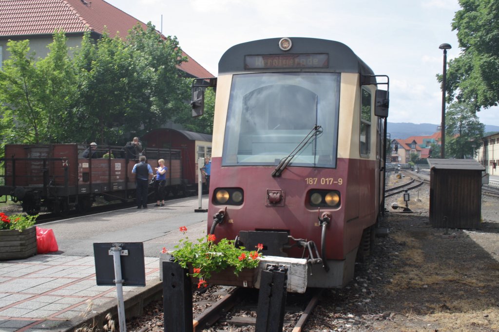 Hier 187 017-9 als HSB8902 von Eisfelder Talmhle nach Wernigerode, dieser Triebwagen stand am 23.5.2011 in Wernigerode.