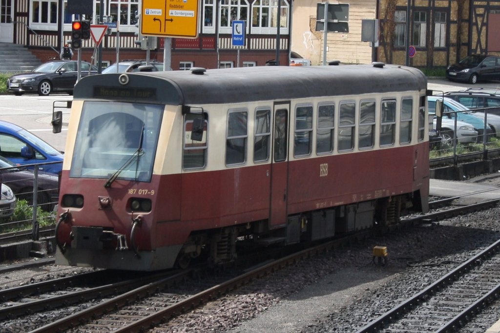 Hier 187 017-9 als HSB8902 von Eisfelder Talmhle nach Wernigerode, bei der Ausfahrt am 23.5.2011 aus Wernigerode in das BW Wernigerode Westerntor.