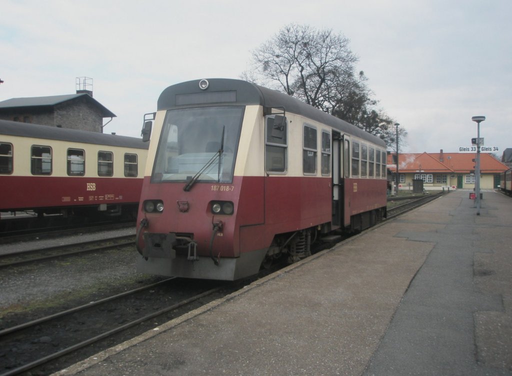 Hier 187 018-7, abgestellt am 5.4.2010 in Wernigerode.
