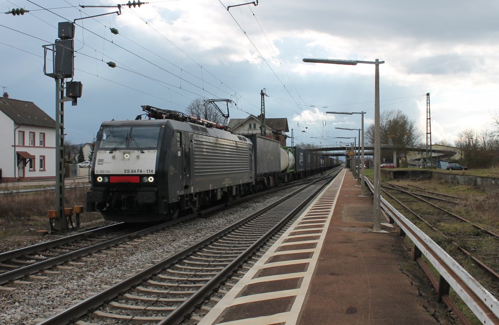 Hier die 2010 gebaute MRCE ES 64 F4-114 von der Hollndischen Firma HTRS Nederland B.V. mit Sitz in Rotterdam. Hier ist die Lok kurz vor einer SIFA Zwangsbremsung bei der Durchfahrt des kleinen Bahnhofes von Orschweier.