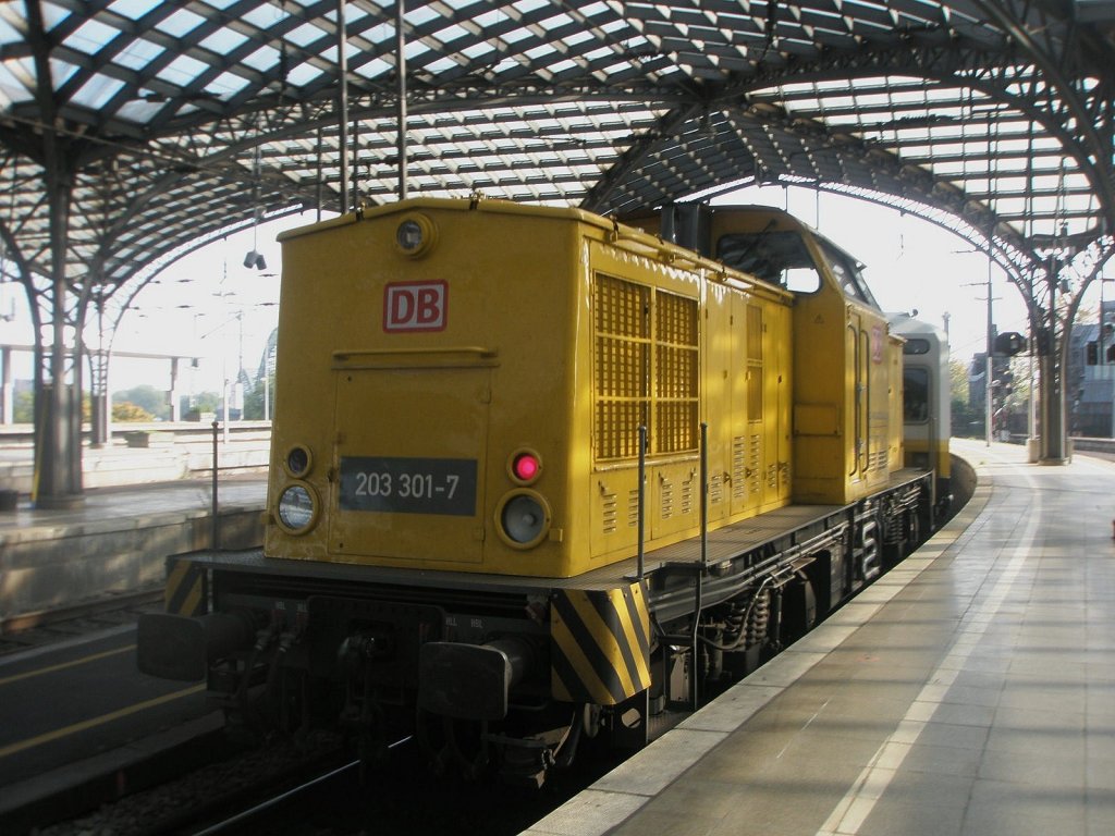 Hier 203 301-7 mit einem Messzug in Richtung Kln Messe/Deutz, bei der Durchfahrt am 13.10.2010 durch Kln Hbf.
