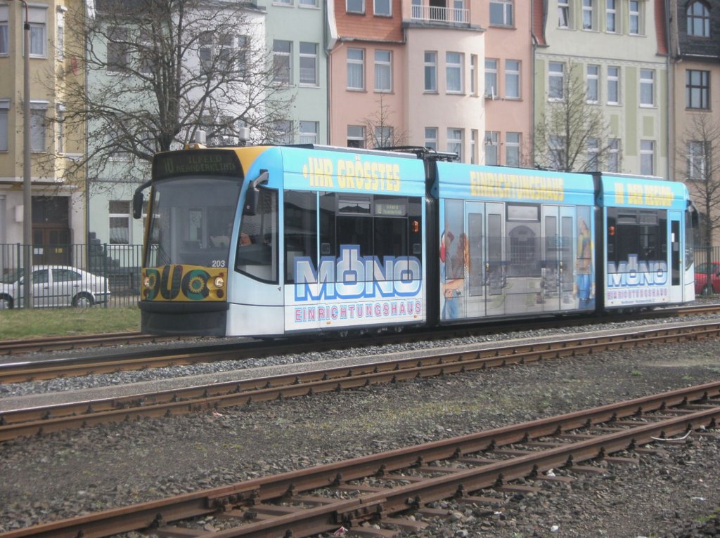 Hier 203 als Linie 10 nach Ilfeld Neanderklinik, bei der Durchfahrt am 6.4.2010 durch Nordhausen Nord.