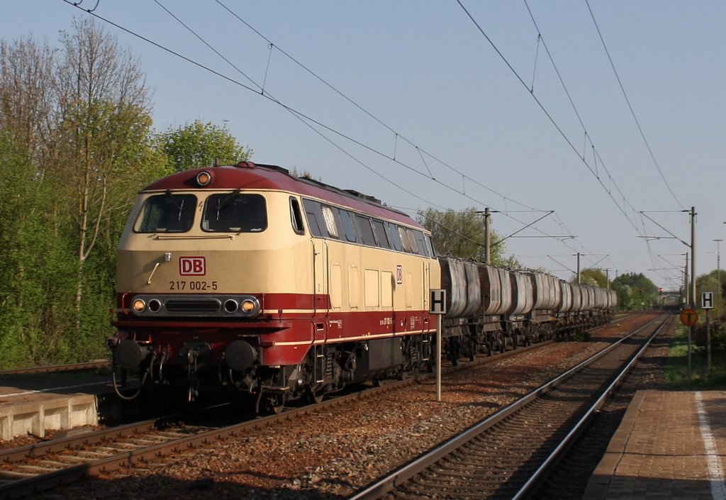 Hier 217 002 -5 in Kfering am 21.04.2011 .