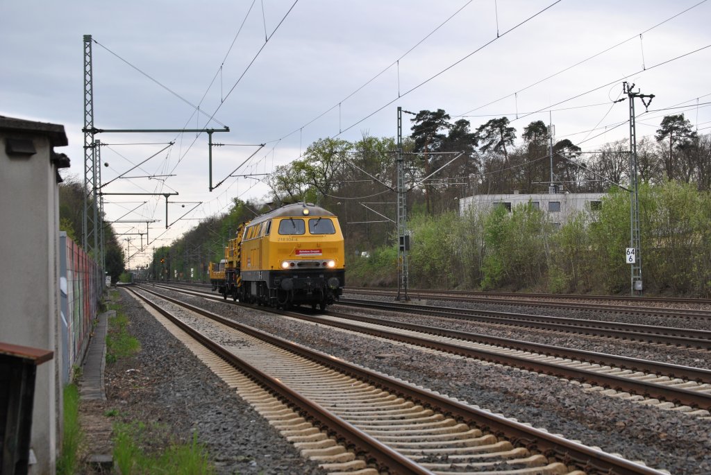 Hier die 218 304-4 der Bahnbaugruppe bei der durchfahrt in Dreieich-Buchschlag. Aufgenommen am 25.04.2011.