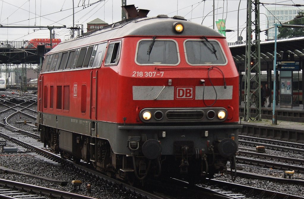 Hier 218 307-7, bei der Einfahrt am 11.10.2011 in Hamburg Hbf.