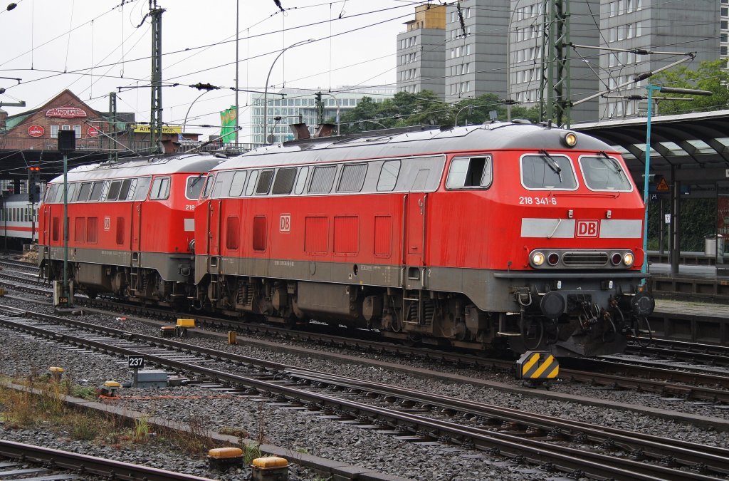 Hier 218 341-6 und 218 395-2, diese Loks standen am 11.10.2011 in Hamburg Hbf.