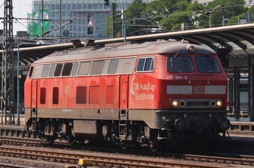 Hier 218 364-8, bei der Durchfahrt am 27.7.2012 durch Hamburg Hbf., in Richtung Hamburg Dammtor.