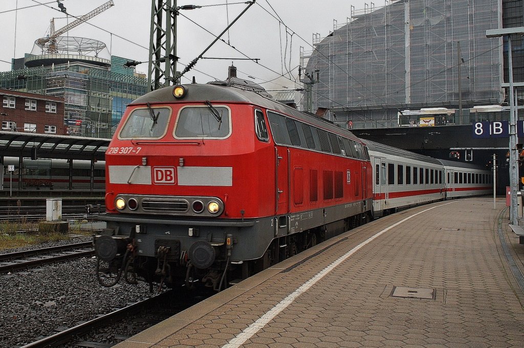 Hier 218 370-7 mit IC2220 von Frankfurt(Main)Hbf. nach Fehmarn-Burg, bei der Ausfahrt am 11.10.2011 aus Hamburg Hbf.