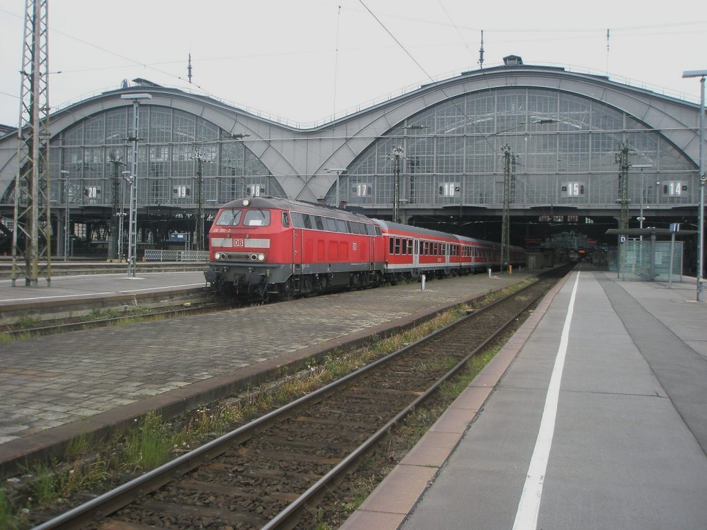 Hier 218 390-3 mit einem RE16 von Leipzig Hbf. nach Hof Hbf., bei der Ausfahrt am 14.5.2010 aus Leipzig Hbf.