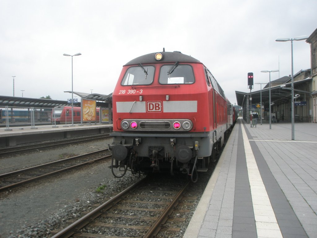Hier 218 390-3 mit einem RE16 von Hof Hbf. nach Reichenbach Hbf., dieser Zug stand am 18.8.2010 in Hof Hbf.