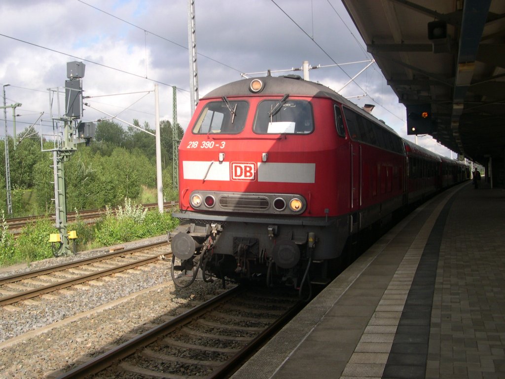 Hier 218 390-3 mit einem RE16 von Reichenbach(Vogtl) nach Hof Hbf., dieser Zug stand am 18.8.2010 in Reichenbach(Vogtl).