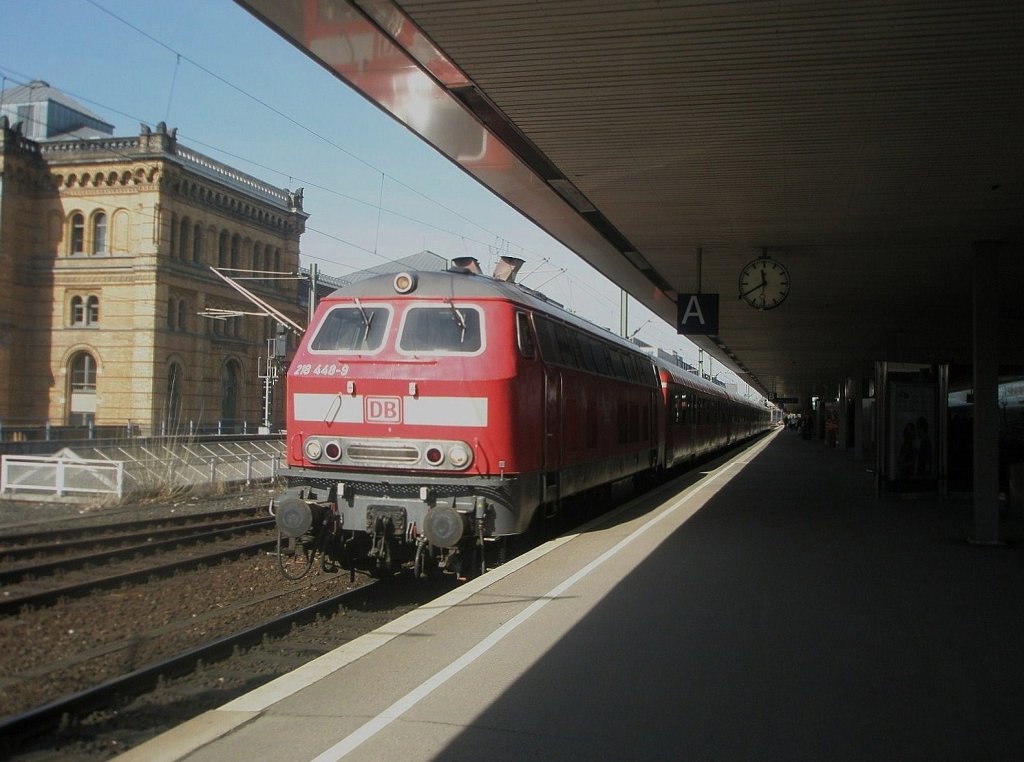 Hier 218 448-9 mit RE14307 von Hannover Hbf. nach Bad Harzburg, bei der Ausfahrt am 7.4.2010 aus Hannover Hbf.