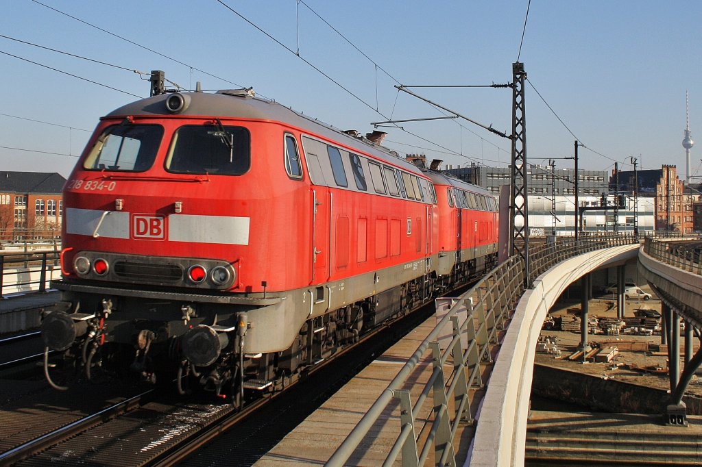 Hier 218 834-0 und 218 832-4, bei der Durchfahrt am 30.1.2012 durch Berlin Hbf. in Richtung Berlin Ostbahnhof.