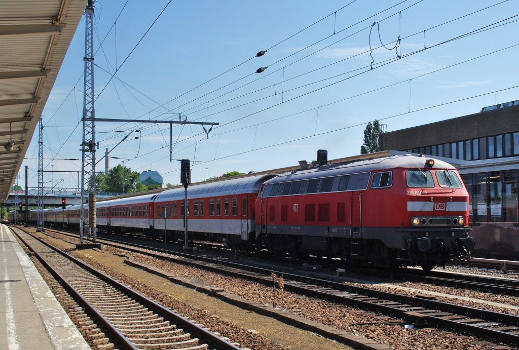 Hier 218 839-9 mit einem CNL-Leerpark von Berlin Lichtenberg nach Berlin Warschauer Strae, bei der Ausfahrt am 26.5.2012 aus Berlin Lichtenberg. 