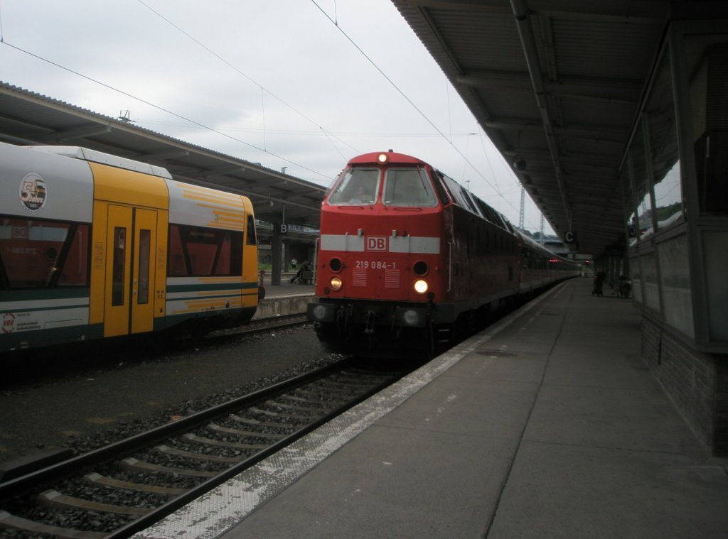 Hier 219 084-1 mit einem ILA-Shuttle von Berlin ILA Bahnhof nach Berlin Lichtenberg, bei der Einfahrt am 12.6.2010 in Berlin Lichtenberg.