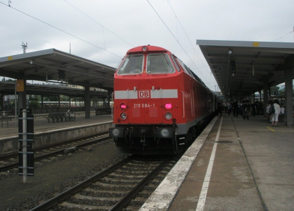 Hier 219 084-1 mit einem ILA-Shuttle von Berlin Lichtenberg nach Berlin ILA Bahnhof, dieser Zug stand am 12.6.2010 in Berlin Lichtenberg.