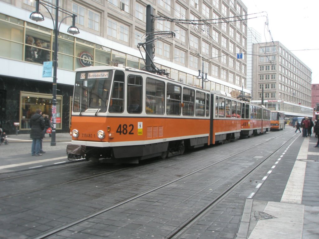 Hier 219 482-1 der BVG, dieser Zug stand am 28.9.2009 in der Station Alexanderplatz.