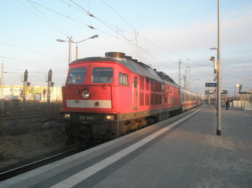 Hier 232 349-1 mit IC148 von Szczecin Glowny nach Schiphol Airport, bei der Einfahrt am 6.3.2010 in Angermnde.