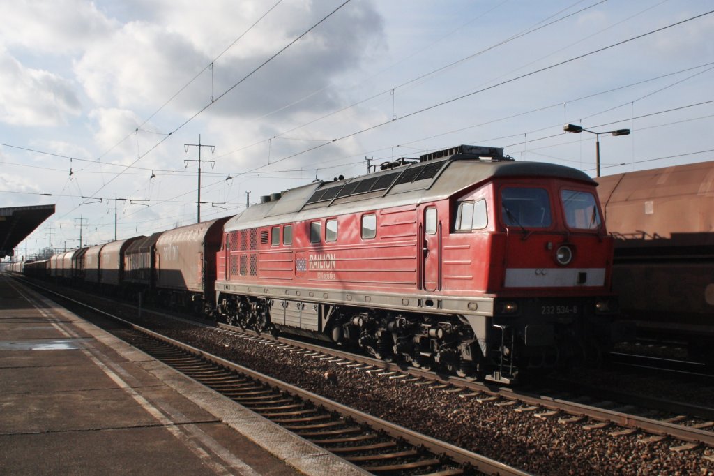 Hier 232 534-8 mit einem Gemischten Gz, bei der Durchfahrt am 6.2.2013 durch Berlin Schnefeld Flughafen, in Richtung Berlin Grnauer Kreuz.