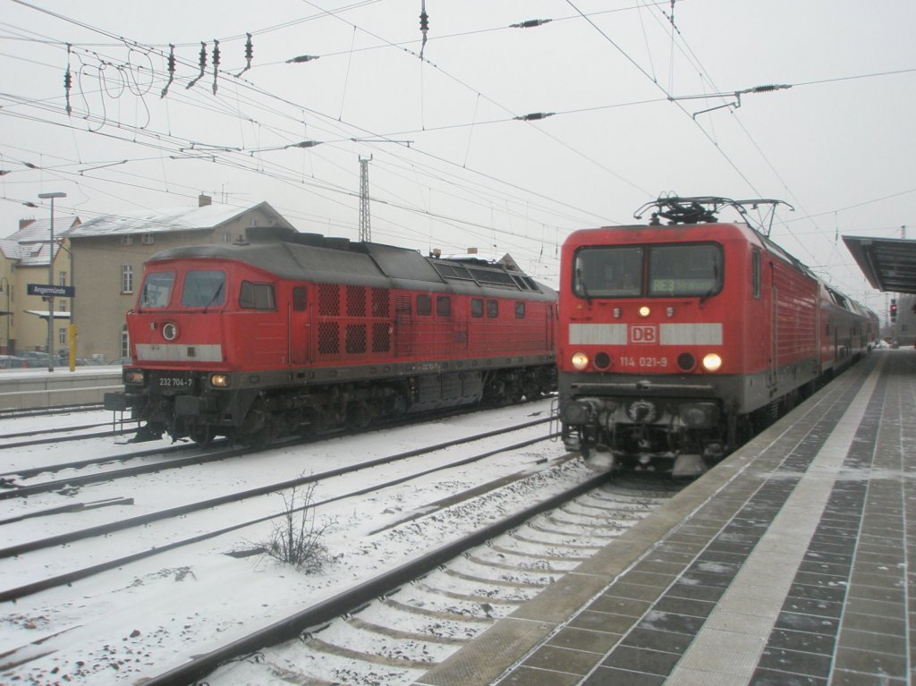 Hier 232 704-7 und 114 021-9 mit einem RE3 von Wnsdorf-Waldstadt nach Stralsund Hbf. Angermnde, am 22.12.2009.