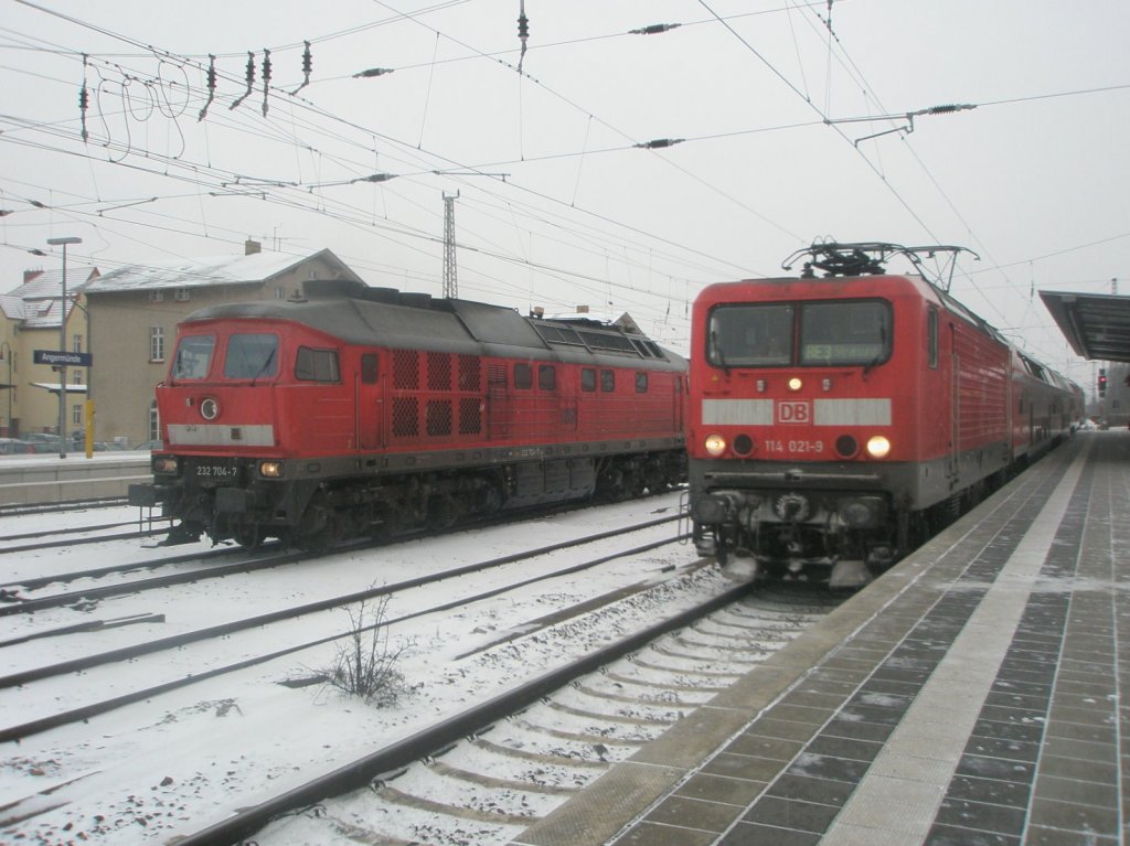 Hier 232 704-7 und 114 021-9 mit einem RE3 von Wnsdorf-Waldstadt nach Stralsund Hbf. Angermnde, am 22.12.2009.