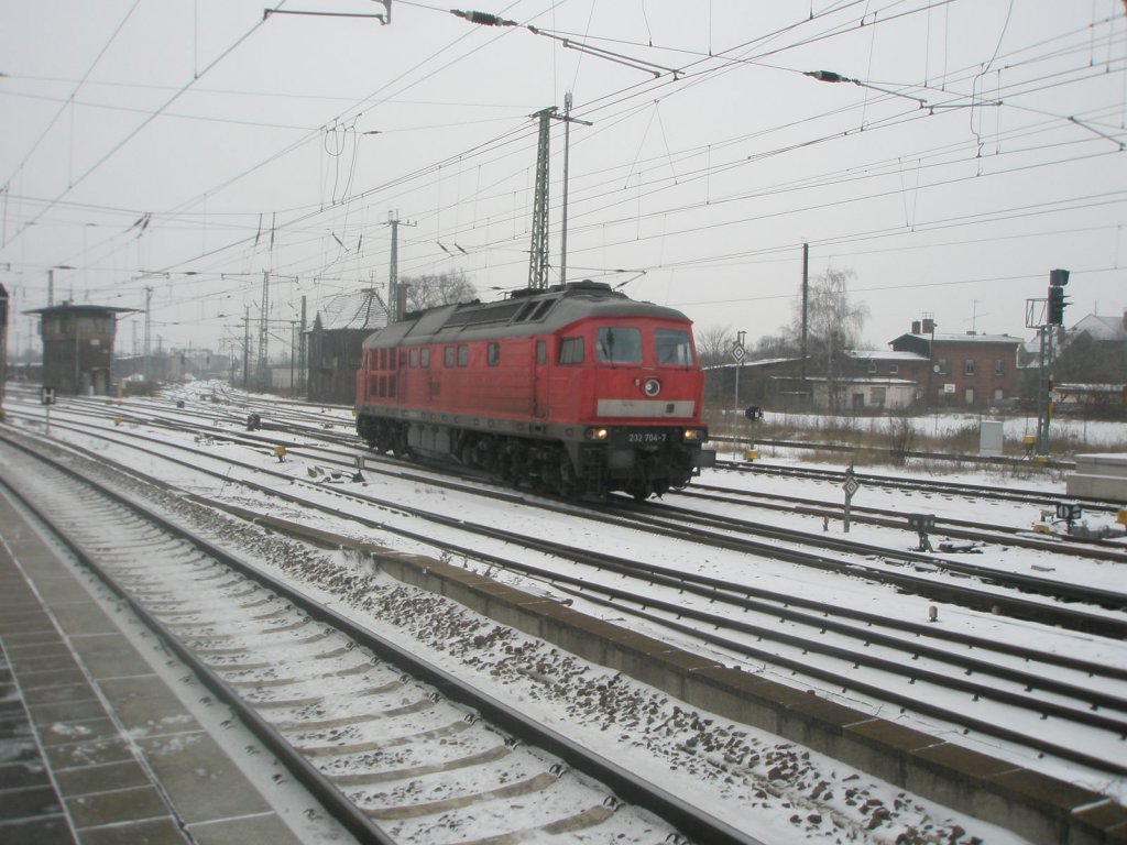 Hier 232 704-7, bei der Durchfahrt am 22.12.2009 durch Angermnde.