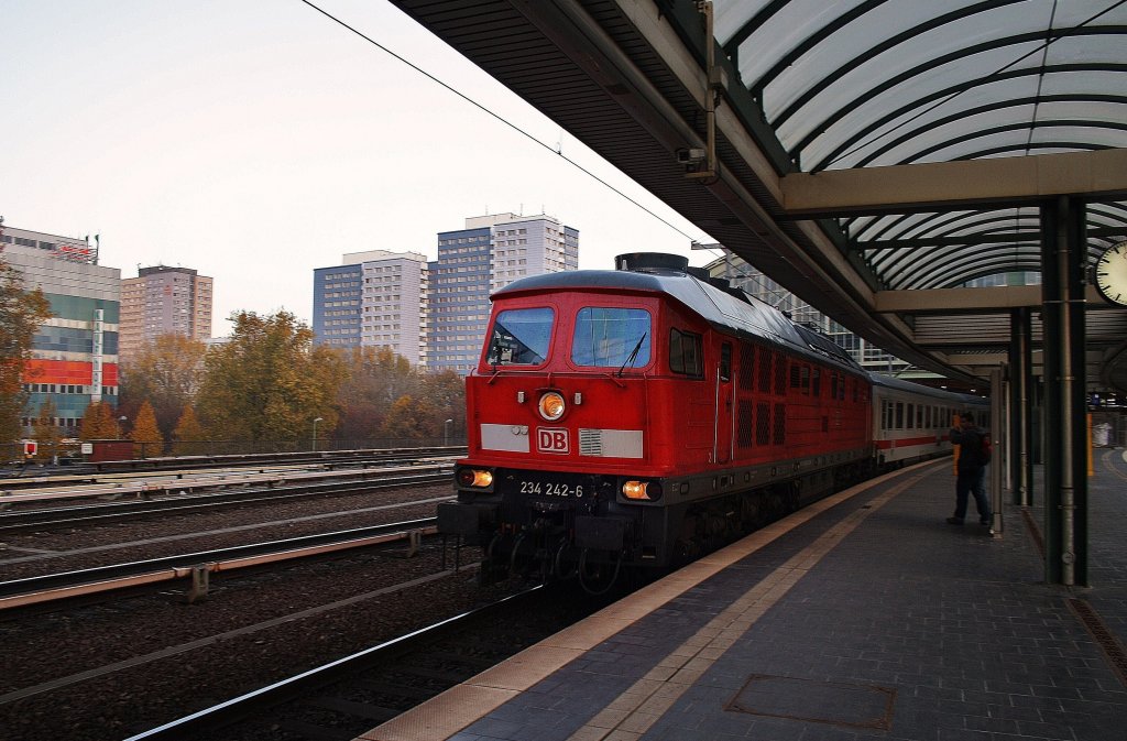 Hier 234 242-6 mit EC248 von Karkow Glowny nach Berlin Hbf., bei der Ausfahrt am 29.10.2011 aus Berlin Ostbahnhof.
