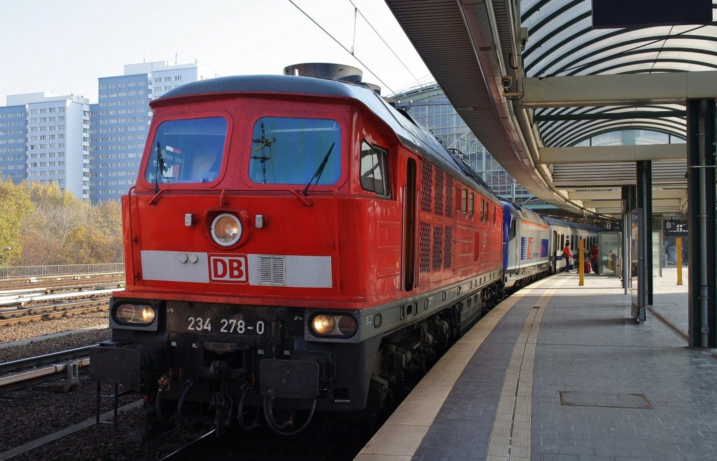 Hier 234 278-0 mit EC46 von Warszawa Wschodnia nach Berlin Hbf., dieser Zug stand am 29.10.2011 in Berlin Ostbahnhof.