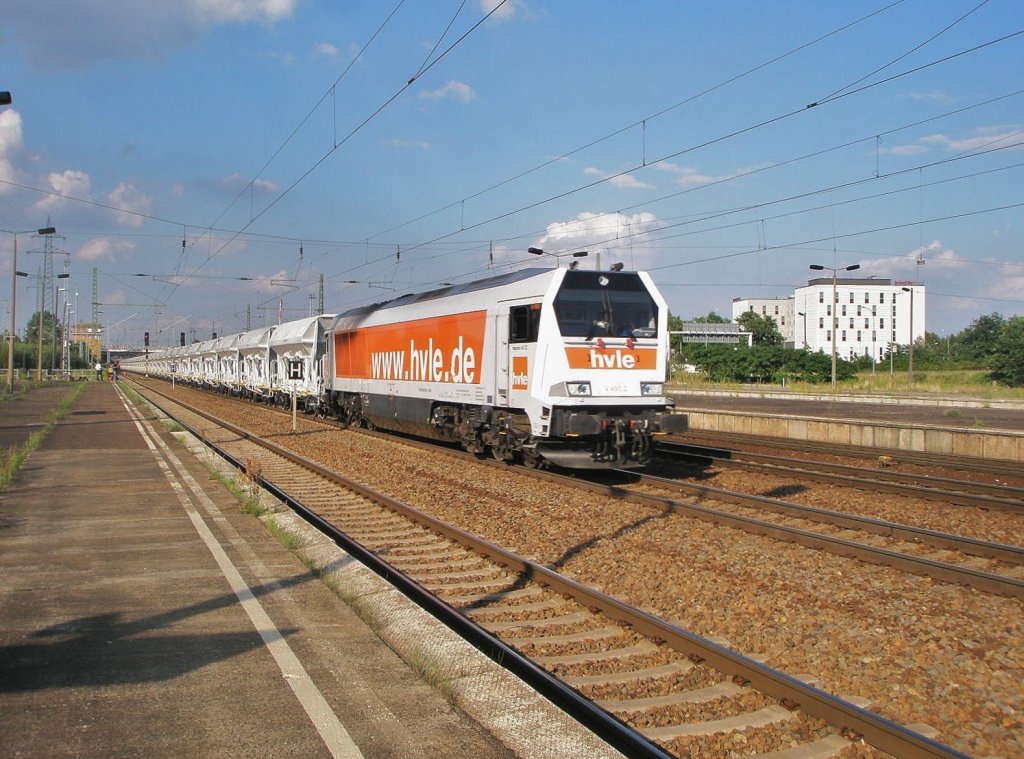 Hier 264 004-3 mit einem Gterzug in Richtung Wnsdorf-Waldstadt, bei der Durchfahrt am 8.7.2011 durch Berlin Schnefeld Flughafen.