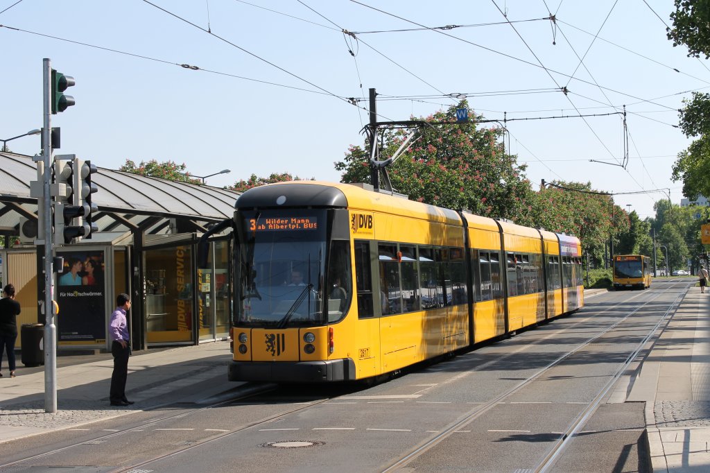 Hier ist die 2817 als Linie 3 an der Haltestelle Pirnaischer Platz zu sehen. 20.05.2012