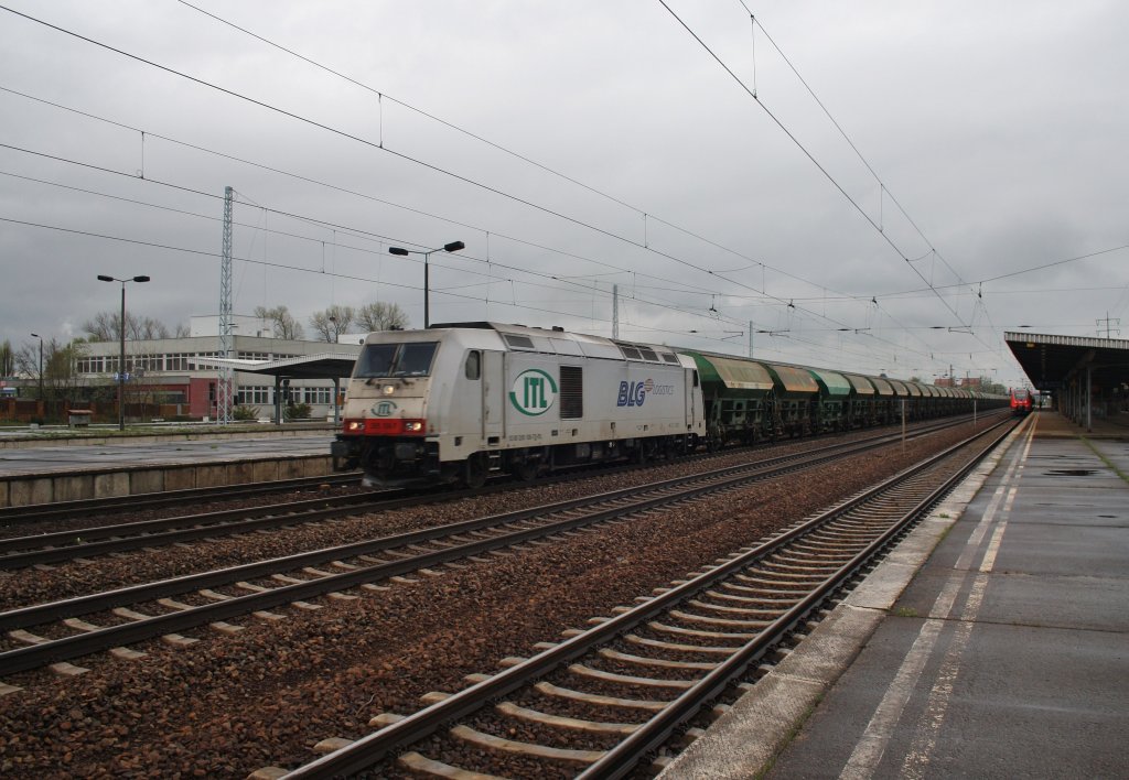 Hier 285 108-7 mit einem Schttgutwagenzug, bei der Durchfahrt am 27.4.2013 durch Berlin Schnefeld Flughafen, in Richtung Berlin Grnauer Kreuz.