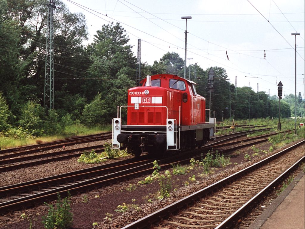 Hier ist 290 033-0 (bergabe Hasbergen-Georgmarienhtte) unterwegs auf Bahnhof Hasbergen am 2-6-2000. Bild und scan: Date Jan de Vries. 