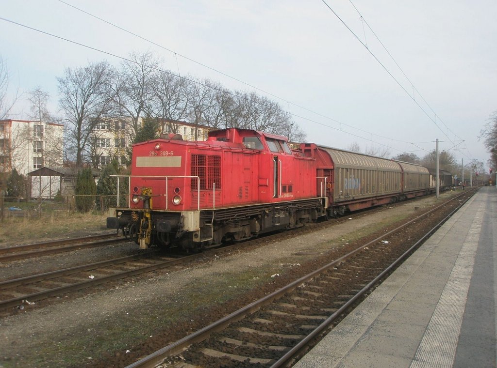 Hier 298 309-6 mit einem Gterzug von der Papierfabrik in Richtung Angermnde, bei der Einfahrt am 30.3.2010 in Schwedt/Oder Hbf.