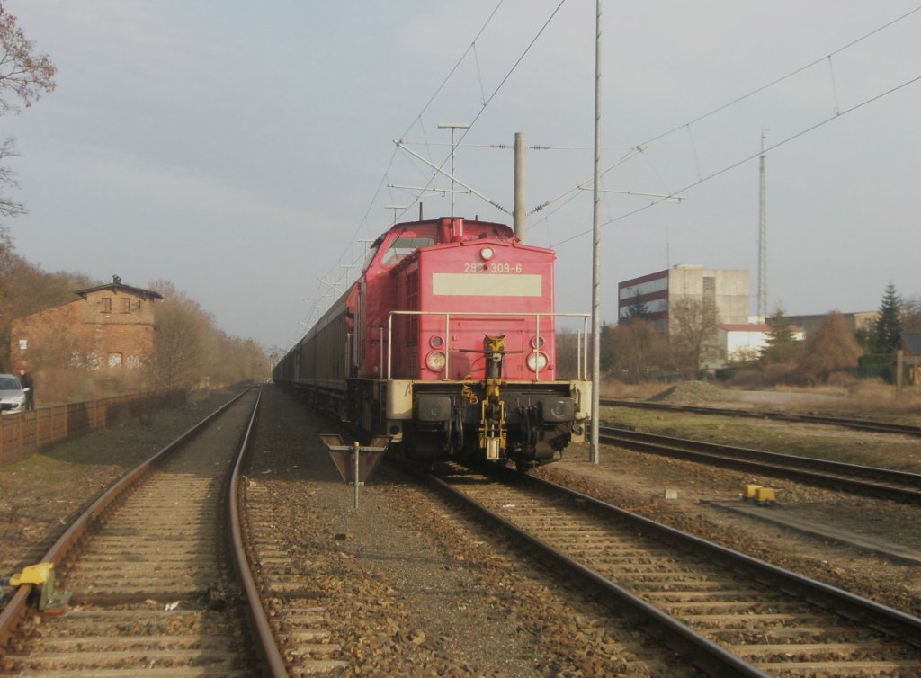 Hier 298 309-6 mit einem Gterzug in Richtung Angermnde, dieser Zug stand am 30.3.2010 in Schwedt/Oder Hbf.