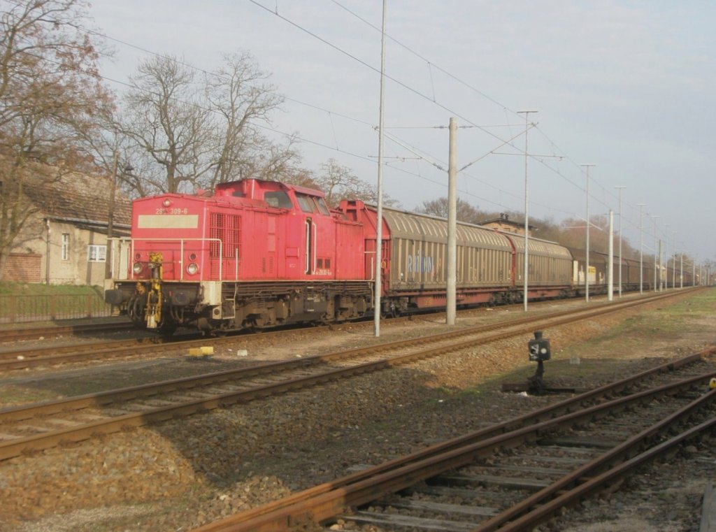 Hier 298 309-6 mit einem Gterzug in Richtung Angermnde, dieser Zug stand am 30.3.2010 in Schwedt/Oder Hbf.