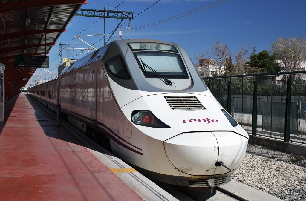 Hier 30 013-6 als A8132 von Toledo nach Madrid Chamartin, dieser Triebzug stand am 10.3.2012 in Madrid Chamartin.