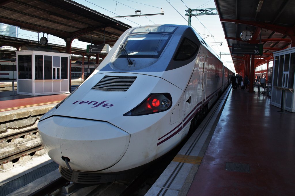 Hier 30 084-7 als A8132 von Madrid Chamartin nach Toledo, dieser Triebzug stand am 10.3.2012 in Madrid Chamartin.