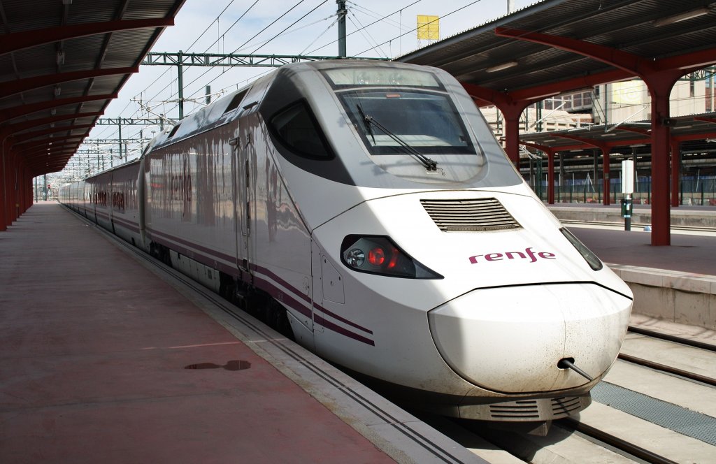 Hier 30 084-7 als A8132 von Toledo nach Madrid Chamartin, dieser beiden Triebzug stand am 10.3.2012 in Madrid Chamartin.