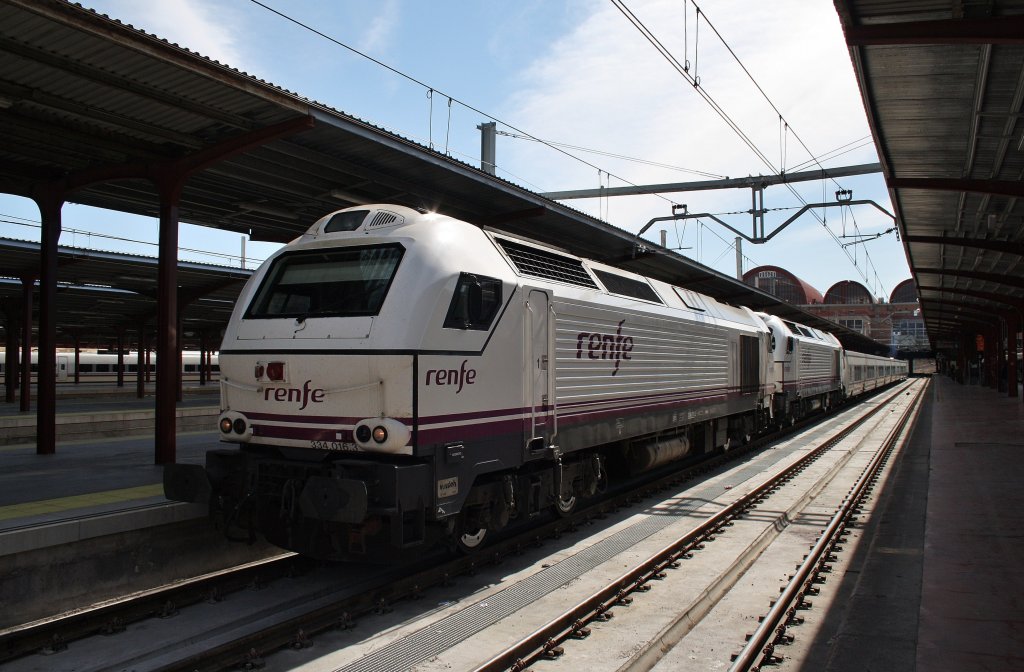 Hier 334-016-3 und 334-015-5 mit ATR225 von Cartagena nach Madrid Chamartin, dieser Zug stand am 10.3.2012 in Madrid Chamartin.