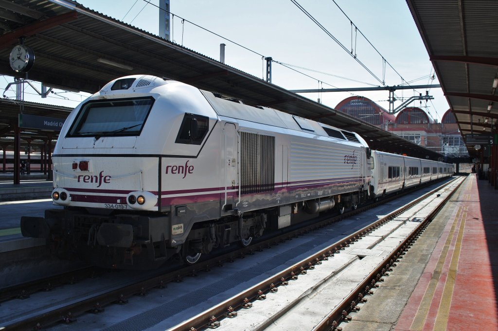 Hier 334-019-7 mit TLG277 von Almeria nach Madrid Chamartin, dieser Zug stand am 10.3.2012 in Madrid Chamartin.