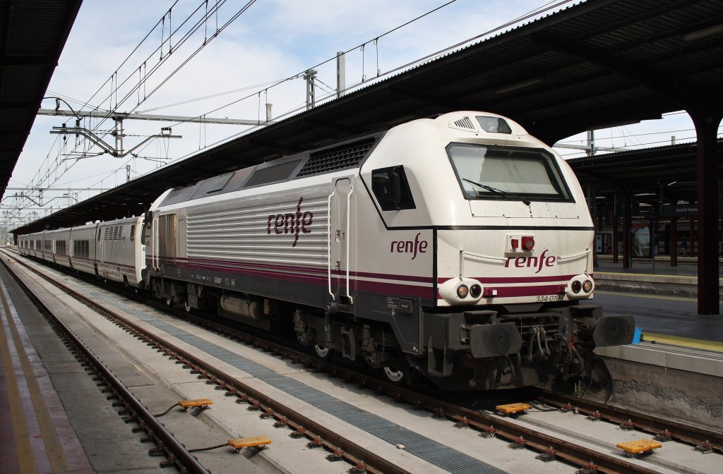 Hier 334-019-7 mit TLG278 von Madrid Camartin nach Almeria, dier Zug stand am 10.3.2012 in Madrid Chamartin.