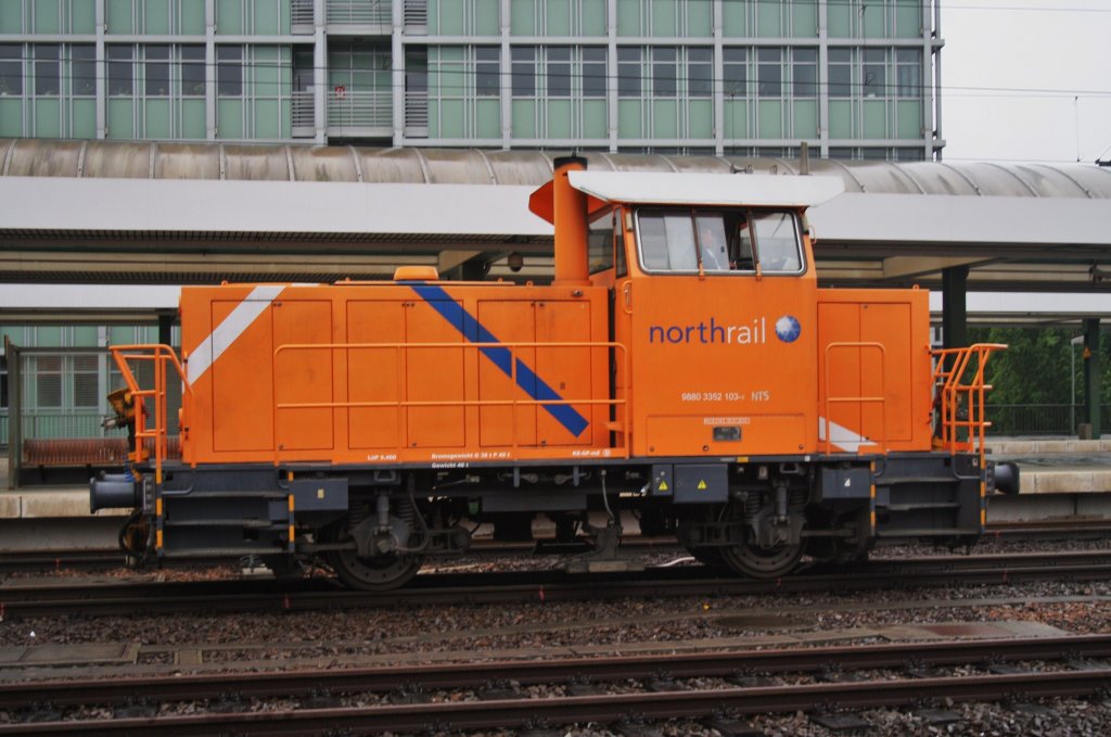 Hier 352 103-6, diese Lok stand am 18.5.2013 in Berlin Ostbahnhof.