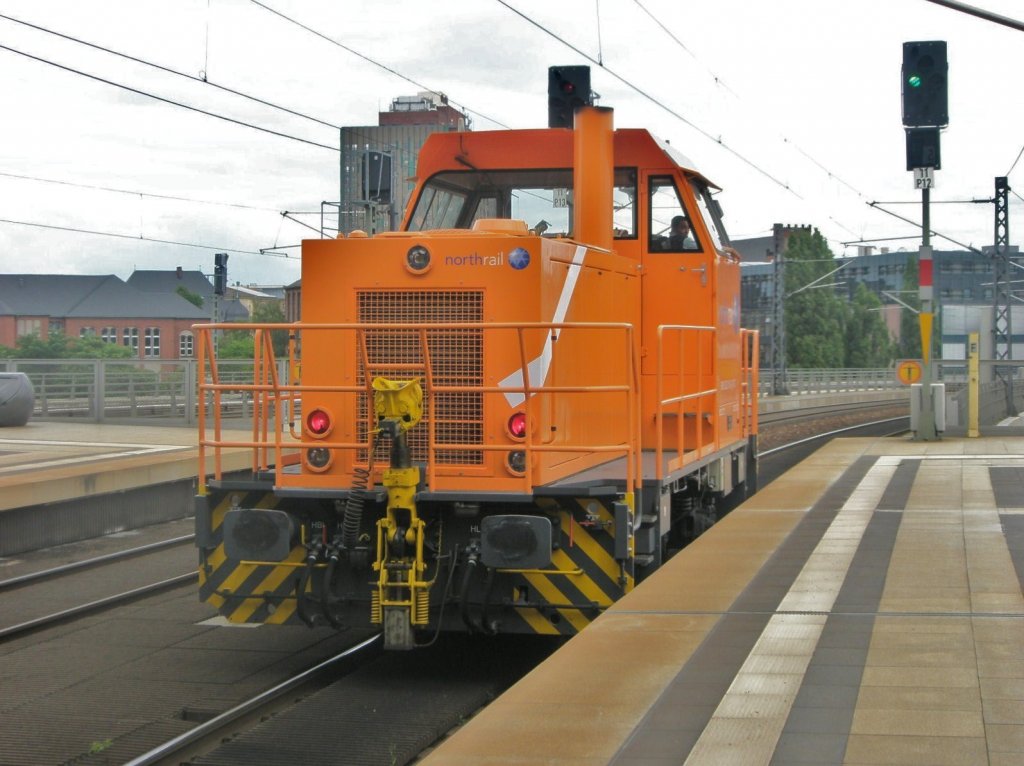 Hier 352 105-1 als Lz in Richtung Berlin Ostbahnhof, bei der Durchfahrt am 18.6.2011 durch Berlin Hbf.