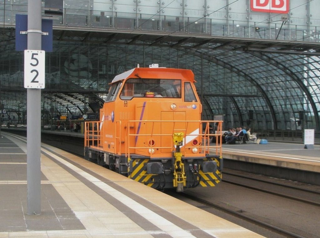 Hier 352 105-1 als Lz in Richtung Berlin Ostbahnhof, bei der Durchfahrt am 18.6.2011 durch Berlin Hbf.