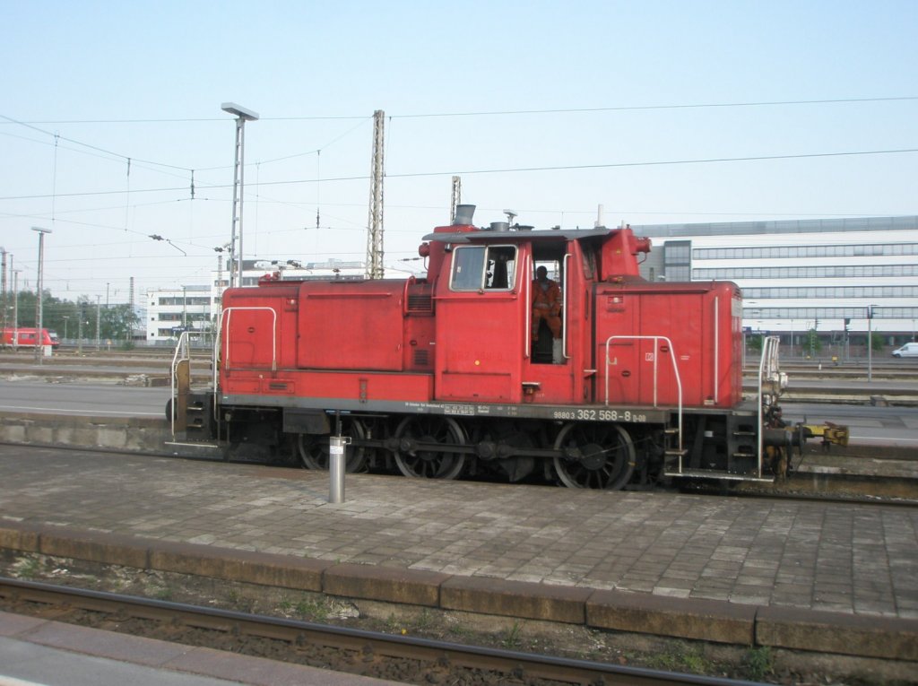 Hier 362 568-8, bei der Ausfahrt am 22.4.2011 aus Leipzig Hbf.