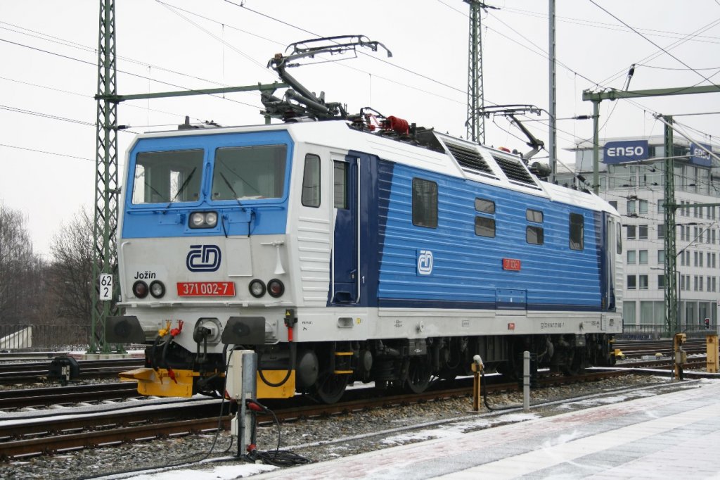 Hier die 371 002 mal von der anderen seite.Dresden-HBF am 07.02.2010